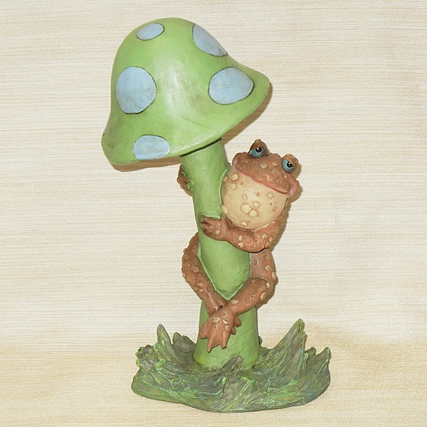 Climbing Toad on Mushroom
